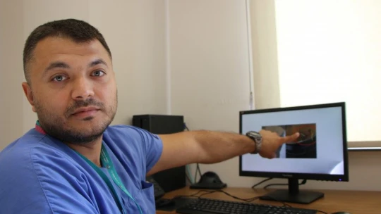 Ağrıları geçsin diye belinden çamaşır ipi geçirmişler