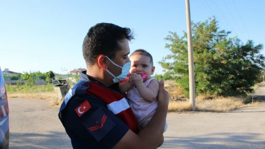 Kazada annesi yaralanan minik Zeynep için jandarma ekipleri seferber oldu