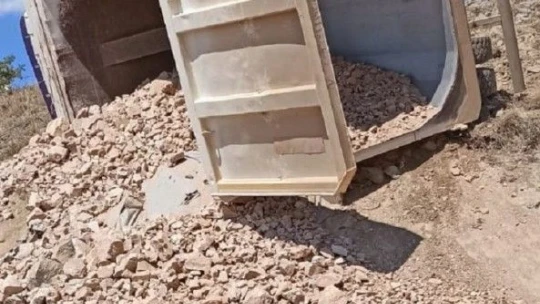 Freni patlayan kamyon şarampole yuvarlandı: 1 yaralı