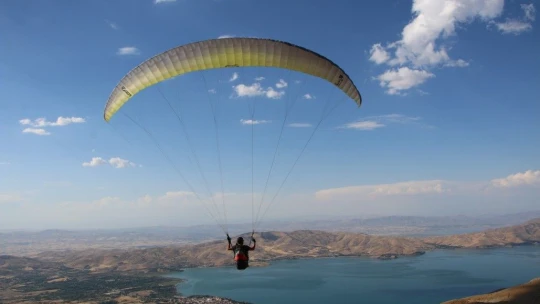 Yamaç paraşütçülerinin gözde mekanı Hazarbaba Dağı