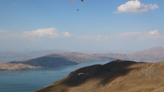 Yamaç paraşütçülerinin gözde mekanı Hazarbaba Dağı