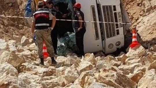 Elazığ'da kamyon şarampole devrildi: 1 ölü