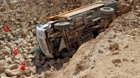 Elazığ'da kamyon şarampole devrildi: 1 ölü