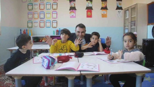 Aynı çatı altında hem öğrenciler hem de aileleri eğitim alıyor