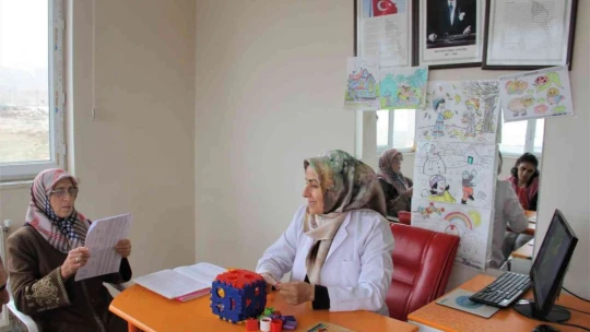 Ayşe teyze, engelli çocuğunu götürdüğü özel eğitim okulunda okuma yazma öğrendi