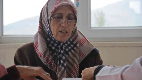 Ayşe teyze, engelli çocuğunu götürdüğü özel eğitim okulunda okuma yazma öğrendi