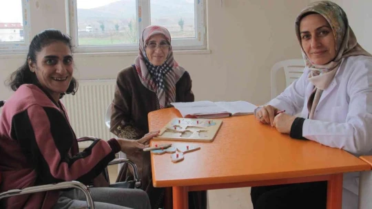 Ayşe teyze, engelli çocuğunu götürdüğü özel eğitim okulunda okuma yazma öğrendi
