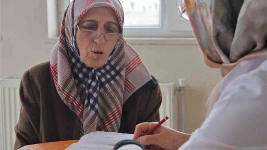 Ayşe teyze, engelli çocuğunu götürdüğü özel eğitim okulunda okuma yazma öğrendi