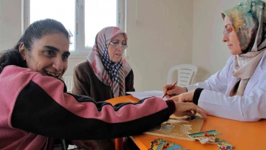 Ayşe teyze, engelli çocuğunu götürdüğü özel eğitim okulunda okuma yazma öğrendi