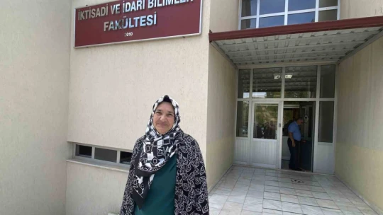Azmin başarısı: İlk, orta ve lise eğitimini dışarıdan tamamladı, 70 yaşında üniversiteli oldu