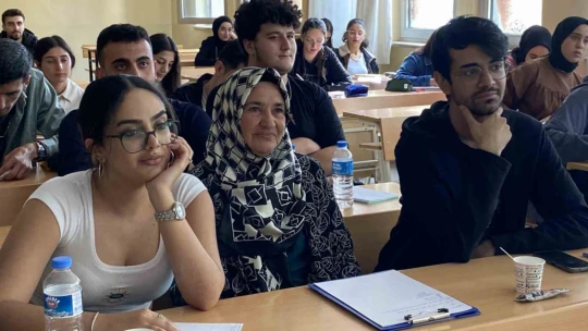Azmin başarısı: İlk, orta ve lise eğitimini dışarıdan tamamladı, 70 yaşında üniversiteli oldu