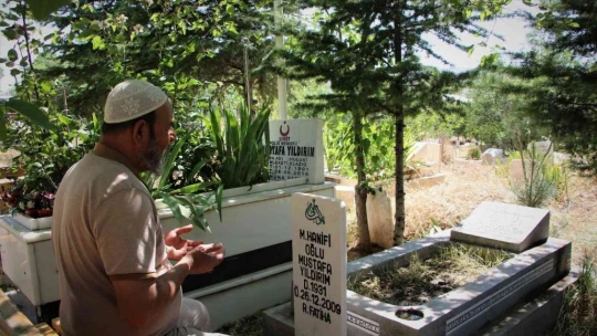 Babalar Günü'nde şehit oğluna ziyaret