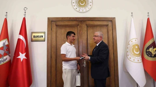 Bakan Güler, LGS ikincisi Elazığlı Muhammet'i kabul etti