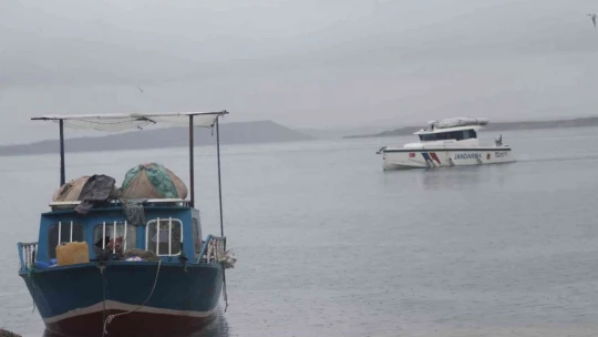 Balık tutmak için ağları gerdirirken tekneden düşüp suda kayboldu