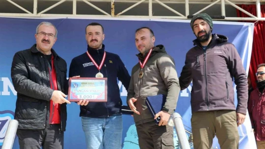Balıkçılar en büyük balığı yakalamak için yarıştı