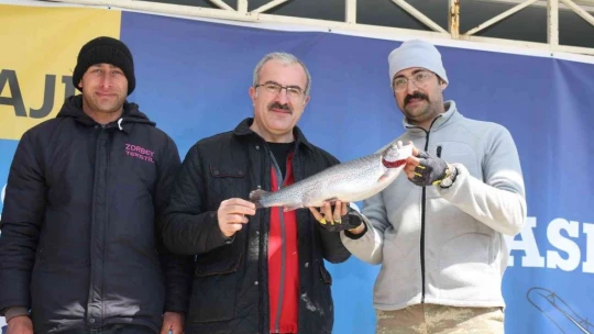 Balıkçılar en büyük balığı yakalamak için yarıştı