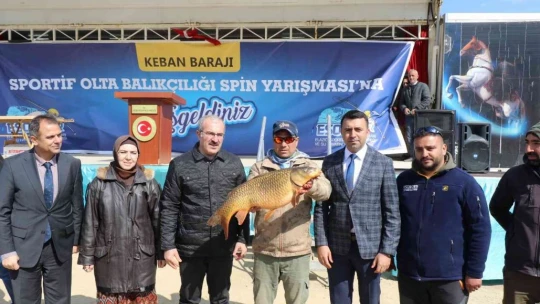 Balıkçılar en büyük balığı yakalamak için yarıştı