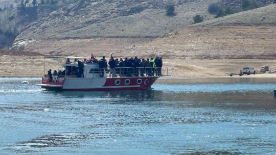 Balıkçılar en büyük balığı yakalamak için yarıştı