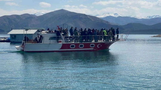 Balıkçılar en büyük balığı yakalamak için yarıştı
