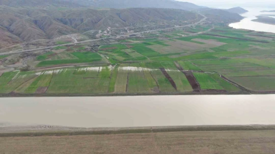 Baraj sahasını eken çiftçiler: 'Sular gelirse her şey gider'