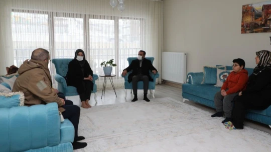 Başkan Şerifoğulları depremde yakınlarını kaybeden ailelerle bir araya geldi