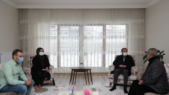 Başkan Şerifoğulları depremde yakınlarını kaybeden ailelerle bir araya geldi