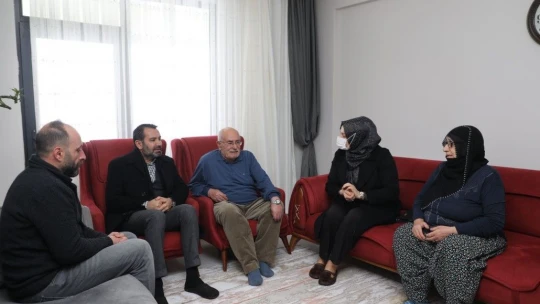 Başkan Şerifoğulları depremde yakınlarını kaybeden ailelerle bir araya geldi