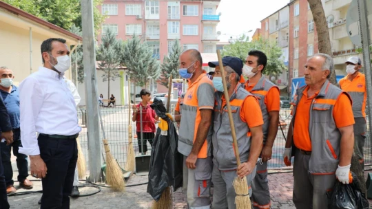 Başkan Şerifoğulları Görev Başındaki Belediye Temizlik Ekiplerini Ziyaret Etti, Tatlı İkramında Bulundu