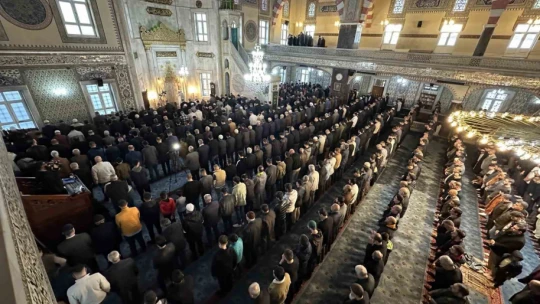 Bayram namazında camiler doldu taştı