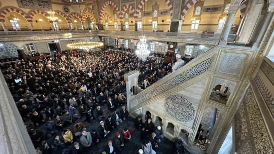 Bayram namazında camiler doldu taştı