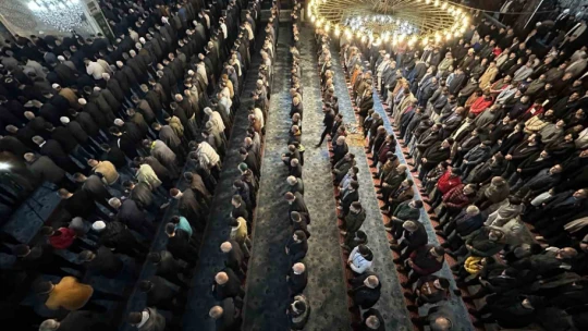 Bayram namazında camiler doldu taştı