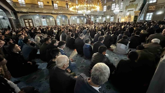Bayram namazında camiler doldu taştı