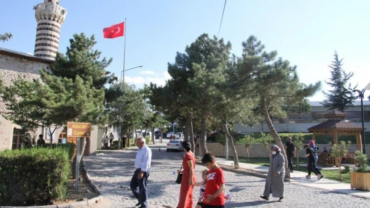Bayram tatilinde vatandaşlar Harput'a akın etti
