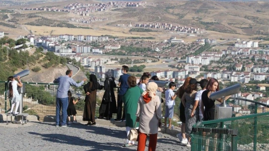 Bayram tatilinde vatandaşlar Harput'a akın etti
