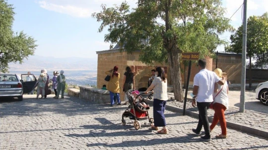 Bayram tatilinde vatandaşlar Harput'a akın etti