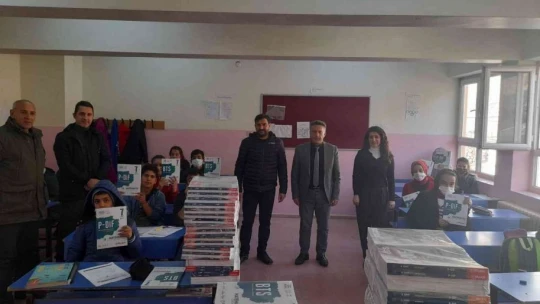 Belde belediyesi, bölgedeki öğrencilerin kitap ihtiyacını karşılamaya devam ediyor