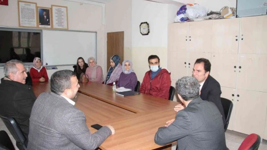 Belediye başkanı öğrenciler için makam aracıyla köy köy gezip kitap dağıtıyor