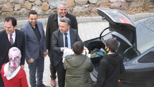 Belediye başkanı öğrenciler için makam aracıyla köy köy gezip kitap dağıtıyor