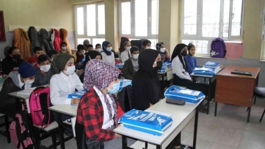 Belediye başkanı öğrenciler için makam aracıyla köy köy gezip kitap dağıtıyor