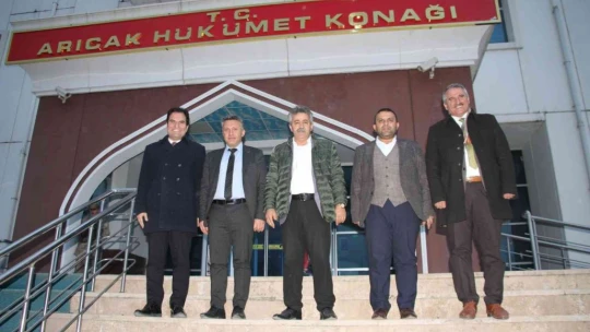 Belediye başkanı öğrenciler için makam aracıyla köy köy gezip kitap dağıtıyor