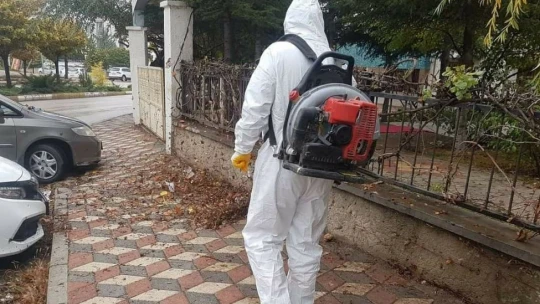 Belediye ekiplerinden yaprak üfleme makinesi ile sonbahar temizliği