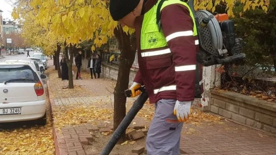 Belediye ekiplerinden yaprak üfleme makinesi ile sonbahar temizliği