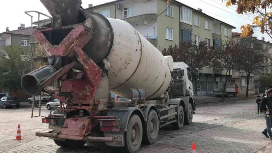 Beton mikserinin altında kalan kadın hayatını kaybetti
