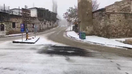 Bin 73 rakımlı Harput mart ayında beyaza büründü