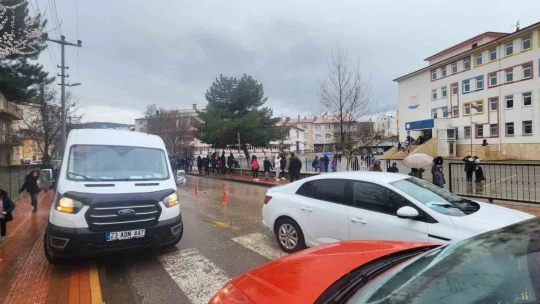Bingöl merkezli deprem Elazığ'da da hissedildi, öğrenciler tahliye edildi