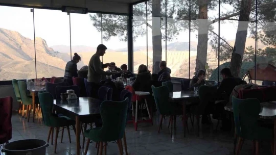 Binlerce İnsan Seyr-ül Keban'a Akın Ediyor