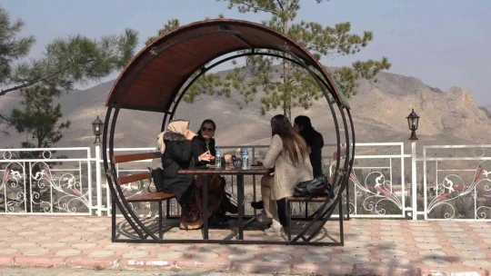 Binlerce İnsan Seyr-ül Keban'a Akın Ediyor