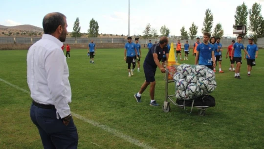 Bir dönem tribünlerden desteklediği takımını şimdi başkan olarak yaşatmaya çalışıyor
