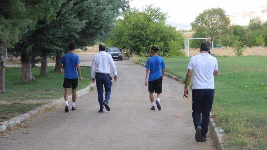 Bir dönem tribünlerden desteklediği takımını şimdi başkan olarak yaşatmaya çalışıyor
