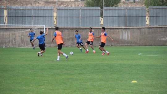 Bir dönem tribünlerden desteklediği takımını şimdi başkan olarak yaşatmaya çalışıyor